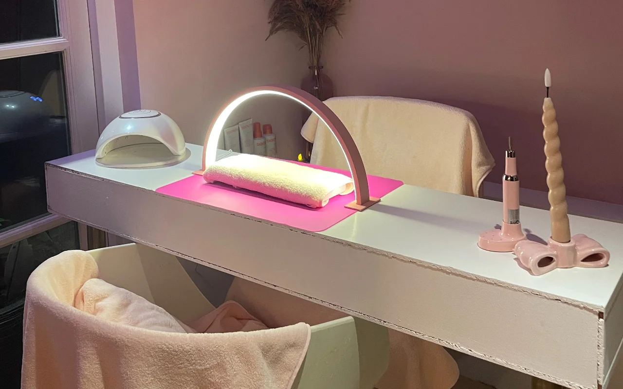 De manicuretafel van Lynnfinity met roze verlichting