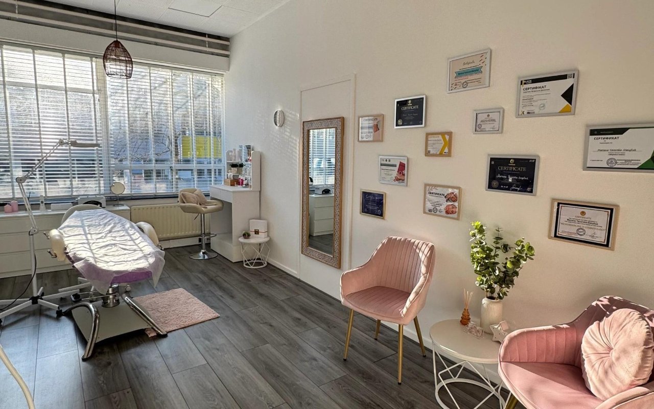 De behandelkamer met certificaten aan de wand